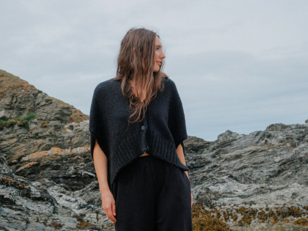 Neirami Buttoned Poncho | Black